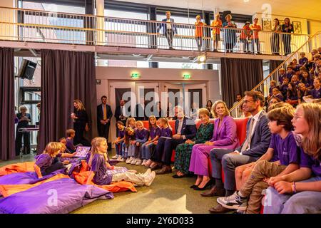 Leiden, pays-Bas, 2024-09-25 08:06:45 LEIDEN , 18-09-2024, Josephschool iPrinses Margriet dévoile le timbre anniversaire en l'honneur du 100ème anniversaire des timbres pour enfants. Le dévoilement marque le début de la campagne annuelle de timbres pour enfants et se déroule à la Fondation Josephschool de Leiden. PHOTO : NLBeeld/POOL/Nieboer crédit : NL Beeld / Patrick van EMST Banque D'Images