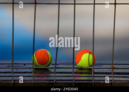 deux balles de tennis sur un banc dans un fond flou Banque D'Images
