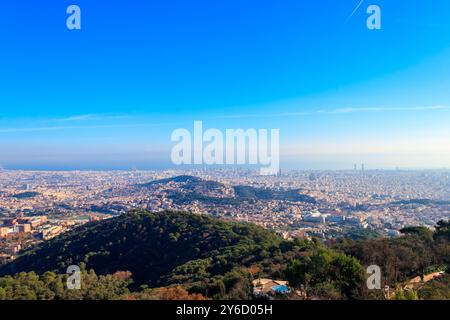 Horizon de Barcelone depuis la montagne Tibidabo, Espagne Banque D'Images