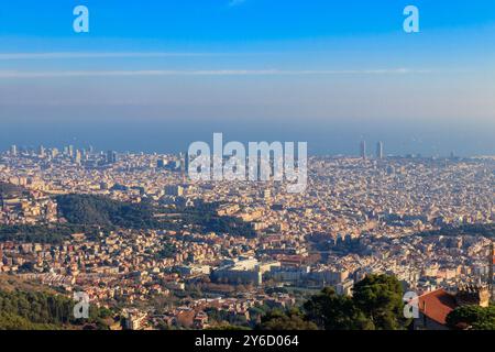 Horizon de Barcelone depuis la montagne Tibidabo, Espagne Banque D'Images