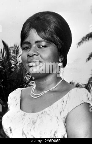 ÉPOUSE DU PREMIER MINISTRE DE LA RÉPUBLIQUE DÉMOCRATIQUE DU CONGO CYRILLE ADOLA - JULIENNE AURORE ADOLA ; 27 SEPTEMBRE 1963 Banque D'Images