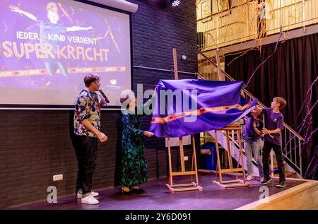 Leiden, pays-Bas, 2024-09-25 08:16:55 LEIDEN , 18-09-2024, tenue Josephschool iPrinses Margriet dévoile le timbre anniversaire en l'honneur du 100ème anniversaire des timbres pour enfants. Le dévoilement marque le début de la campagne annuelle de timbres pour enfants et se déroule à la Fondation Josephschool de Leiden. PHOTO : NLBeeld/POOL/Nieboer crédit : NL Beeld / Patrick van EMST Banque D'Images