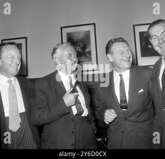 NELSON ROCKEFELLER AVEC HAROLD WILSON À LONDRES / ; 26 SEPTEMBRE 1963 Banque D'Images