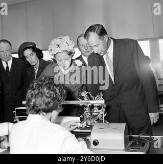 LA PRINCESSE BEATRIX VISITE L'IRLANDE DU NORD - OUVRE UNE USINE IRLANDAISE À ANTRIM ; 24 SEPTEMBRE 1963 Banque D'Images