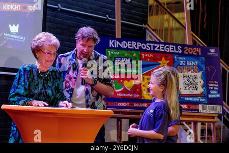 Leiden, pays-Bas, 2024-09-25 08:21:36 LEIDEN , 18-09-2024, Josephschool iPrinses Margriet dévoile le timbre anniversaire en l'honneur du 100ème anniversaire des timbres pour enfants. Le dévoilement marque le début de la campagne annuelle de timbres pour enfants et se déroule à la Fondation Josephschool de Leiden. PHOTO : NLBeeld/POOL/Nieboer crédit : NL Beeld / Patrick van EMST Banque D'Images