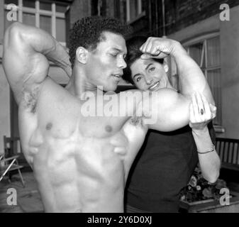 21 SEPTEMBRE 1963 ROSEMARY HICKS, RÉCEPTIONNISTE À L'HÔTEL MOUNT PLEASANT, AVEC RICK WAYNE, LE GRAND BRITANNIQUE PARTICIPANT AU CONCOURS MR UNIVERSE. LONDRES, ANGLETERRE. Banque D'Images