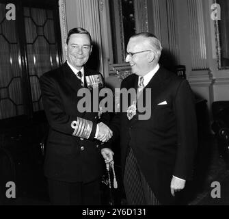 L'AMIRAL CHARLES MADDEN AVEC LE LORD MAIRE DE LONDRES RALPH PERRING / ; 19 SEPTEMBRE 1963 Banque D'Images