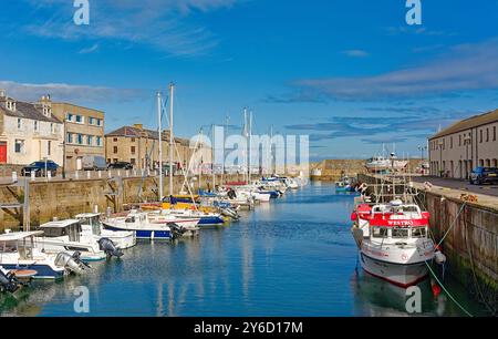 Lossiemouth Moray Firth Écosse à la fin de l'été, des yachts amarrés et de petits bateaux dans le port Banque D'Images