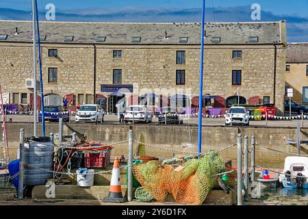 Lossiemouth Moray Firth Écosse bateaux de fin d'été dans la marina et Harbour Lights Cafe dans Pitgaveny Street Banque D'Images