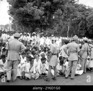 15 SEPTEMBRE 1963 LA POLICE MONTE LA GARDE AU COURS D'UNE MANIFESTATION COMMUNISTE FORTE DE 50 000 HOMMES QUI A MARCHÉ JUSQU'AU BÂTIMENT DU PARLEMENT À NEW DELHI, EN INDE. Banque D'Images