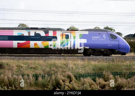 Train électrique Avanti West Coast Pendolino à Pride Livery, Northamptonshire, Royaume-Uni Banque D'Images