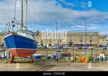 Lossiemouth Moray Firth Écosse bateaux de fin d'été dans la marina et sur le rivage avec Harbour Lights Cafe dans Pitgaveny Street Banque D'Images