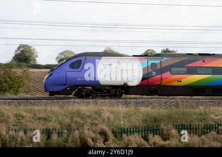 Train électrique Avanti West Coast Pendolino à Pride Livery, Northamptonshire, Royaume-Uni Banque D'Images