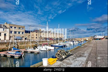 Lossiemouth Moray Firth Écosse fin d'été bateaux dans la marina avec des maisons boutiques et des cafés le long de Pitgaveny Street Banque D'Images