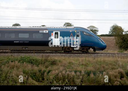 Avanti West Coast Class 805 Evero bi-mode train à unités multiples, vue latérale, Northamptonshire, Royaume-Uni Banque D'Images