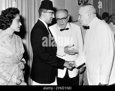 ROYAUTÉ NÉPALAISE À JÉRUSALEM - ROI MAHENDRA, MR. OLSHAN, MR. SHAZAR, REINE RATNA EN ISRAËL ; 13 SEPTEMBRE 1963 Banque D'Images