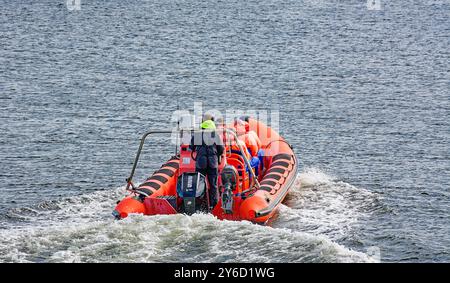 Lossiemouth Moray Firth Écosse fin d'été rouge bateau gonflable Mutineer avec des passagers se dirigeant vers la haute mer Banque D'Images