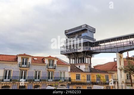 Ascenseur Santa Justa à Lisbonne, Portugal. Monument célèbre et attraction touristique divertissante avec plate-forme d'observation à l'étage Banque D'Images