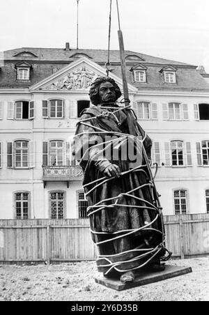 STATUE DE BEETHOVEN SOLIDEMENT LIÉE PRISE À BONN SUR UN NOUVEAU SITE ; 30 AOÛT 1963 Banque D'Images