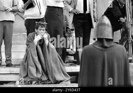 24 AOÛT 1963 PETER O'TOOLE FUME PENDANT UNE PAUSE DANS LE TOURNAGE DE BECKETT AUX SHEPPERTON STUDIOS, MIDDLESEX, ANGLETERRE. Banque D'Images