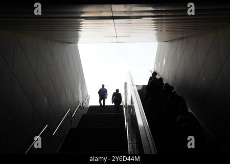 Hambourg, Allemagne. 25 septembre 2024. Les passagers quittent la station de métro Hafencity University par des escaliers et des escaliers roulants. Crédit : Marcus Brandt/dpa/Alamy Live News Banque D'Images