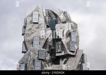 Arles, parc des ateliers (sud-est de la France) : le complexe LUMA Arles avec la tour conçue par l’architecte Frank Gehry. Usage éditorial uniquement / m Banque D'Images