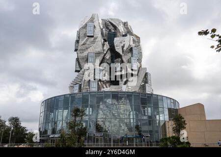 Arles, parc des ateliers (sud-est de la France) : le complexe LUMA Arles avec la tour conçue par l’architecte Frank Gehry. Usage éditorial uniquement / m Banque D'Images