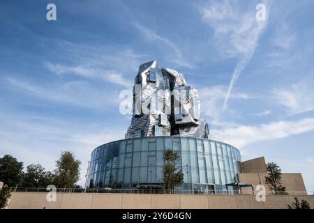 Arles, parc des ateliers (sud-est de la France) : le complexe LUMA Arles avec la tour conçue par l’architecte Frank Gehry. Usage éditorial uniquement / m Banque D'Images