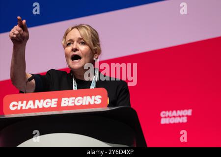 Liverpool, Royaume-Uni. 25 septembre 2024. Sharon Graham Unite donne un discours passionné se terminant par un salut de pouvoir Liverpool UK photo : Garyroberts/worldwidefeatures.com crédit : GaryRobertsphotography/Alamy Live News Banque D'Images