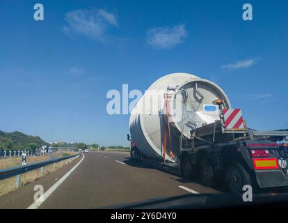 Conduite derrière un camion de chargement surdimensionné. Vue de l'intérieur de la voiture Banque D'Images