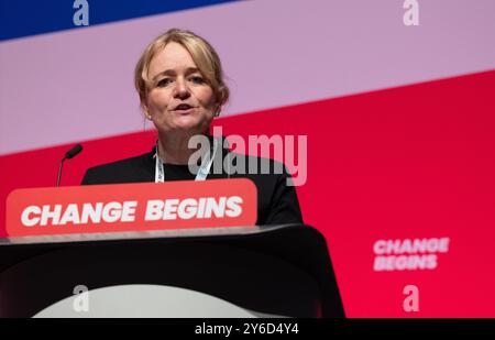 Liverpool, Royaume-Uni. 25 septembre 2024. Sharon Graham Unite donne un discours passionné se terminant par un salut de pouvoir Liverpool UK photo : Garyroberts/worldwidefeatures.com crédit : GaryRobertsphotography/Alamy Live News Banque D'Images