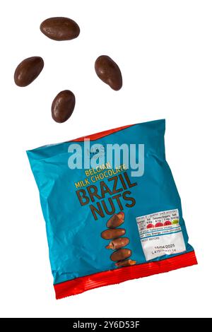 Belgian Milk Chocolate Brazil Nuts de M&S ouvert avec contenu renversé renversé isolé sur fond blanc Banque D'Images