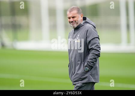 Ange Postecoglou, manager de Tottenham Hotspur, lors d'une session de formation au Hotspur Way Training Ground, Londres. Date de la photo : mercredi 25 septembre 2024. Banque D'Images