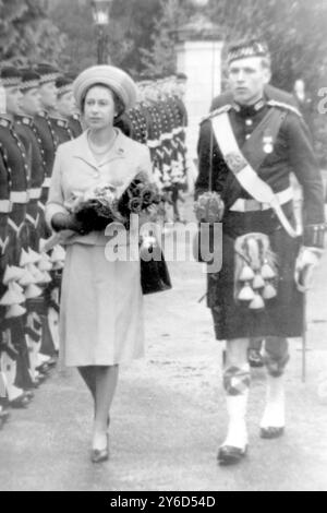 LA REINE ELIZABETH II INSPECTE L'HONNEUR DE LA GARDE À CRATHIE, EN ÉCOSSE ; 11 AOÛT 1963 Banque D'Images