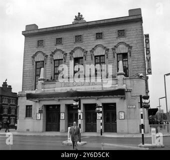 LIFTING POUR L'ANCIEN VIC THEATRE DE LONDRES ; 7 AOÛT 1963 Banque D'Images