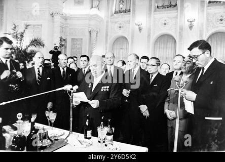 RÉCEPTION DU PREMIER MINISTRE SOVIÉTIQUE NIKITA KHROUCHTCHEV APRÈS LA SIGNATURE DU TRAITÉ D'INTERDICTION DES ESSAIS NUCLÉAIRES À MOSCOU / ; 5 AOÛT 1963 Banque D'Images