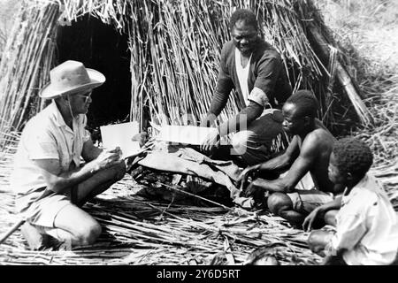 VILLAGES AUTOCHTONES ÉLOIGNÉS - RECENSEMENT EN RHODÉSIE DU NORD, AFRIQUE ; 2 AOÛT 1963 Banque D'Images