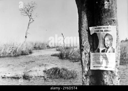 VILLAGES AUTOCHTONES ÉLOIGNÉS - RECENSEMENT EN RHODÉSIE DU NORD, AFRIQUE ; 2 AOÛT 1963 Banque D'Images