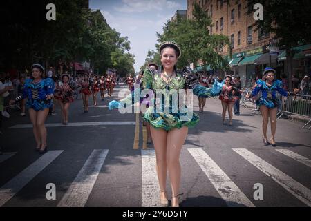 Les membres de la troupe de danse San Simon sucre se produisent à la Parade internationale péruvienne sur la 37e Avenue à Jackson Heights, Queens, New York. Banque D'Images