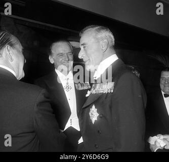 LORD MOUNTBATTEN AVEC DOUGLAS FAIRBANKS LORS DE LA PREMIÈRE DU FILM À LONDRES DOUGLAS FAIRBANKS JR A ÉTÉ MENTIONNÉ EN CONJONCTION AVEC LE SCANDALE PROFUMO ET EST ÉGALEMENT CONSIDÉRÉ COMME L'HOMME SANS TÊTE DANS LA PHOTOGRAPHIE PRODUITE DANS L'AFFAIRE DE DIVORCE DE LA DUCHESSE D'ARGYLL. 25 JUILLET 1963 Banque D'Images