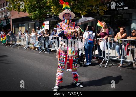 Une danseuse bolivienne américaine et marchant dans un costume fabuleux à la Hispanic Heritage Parade 2024 à Jackson Heights, Queens, New York. Banque D'Images