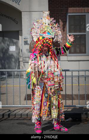 Une danseuse bolivienne américaine et marchant dans un costume fabuleux à la Hispanic Heritage Parade 2024 à Jackson Heights, Queens, New York. Banque D'Images