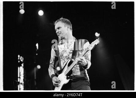 STING, ALL THIS TIME TOURNÉE, CONCERT, 2001 : le chanteur Sting jouant une guitare Fender en live lors de la tournée 'All This Time' Live Tour au château de Cardiff, pays de Galles, Royaume-Uni le 27 juillet 2001. Photo : Rob Watkins. INFO : Sting – né Gordon Sumner en 1951 à Wallsend – musicien et ancien leader de la police. Connu pour sa voix distinctive et son style de mélange de genres, il a exploré le rock, le jazz, le reggae et la musique classique dans sa carrière solo, créant des tubes comme Fields of Gold et Shape of My Heart. Banque D'Images