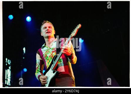 STING, ALL THIS TIME TOURNÉE, CONCERT, 2001 : le chanteur Sting jouant une guitare Fender en live lors de la tournée 'All This Time' Live Tour au château de Cardiff, pays de Galles, Royaume-Uni le 27 juillet 2001. Photo : Rob Watkins. INFO : Sting – né Gordon Sumner en 1951 à Wallsend – musicien et ancien leader de la police. Connu pour sa voix distinctive et son style de mélange de genres, il a exploré le rock, le jazz, le reggae et la musique classique dans sa carrière solo, créant des tubes comme Fields of Gold et Shape of My Heart. Banque D'Images