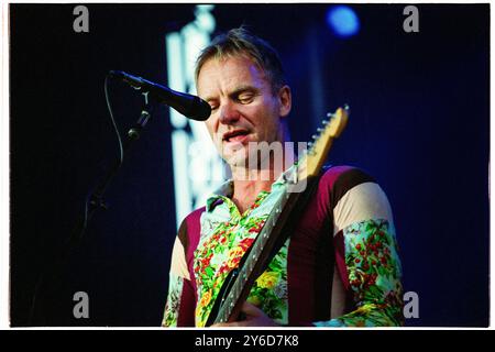 STING, ALL THIS TIME TOURNÉE, CONCERT, 2001 : le chanteur Sting jouant une guitare Fender en live lors de la tournée 'All This Time' Live Tour au château de Cardiff, pays de Galles, Royaume-Uni le 27 juillet 2001. Photo : Rob Watkins. INFO : Sting – né Gordon Sumner en 1951 à Wallsend – musicien et ancien leader de la police. Connu pour sa voix distinctive et son style de mélange de genres, il a exploré le rock, le jazz, le reggae et la musique classique dans sa carrière solo, créant des tubes comme Fields of Gold et Shape of My Heart. Banque D'Images