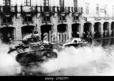 LE PRÉSIDENT DE L'ÉQUATEUR DESTITUÉ, SCÈNE DRAMATIQUE À QUITO - CHARS DANS LES RUES / ; 15 JUILLET 1963 Banque D'Images