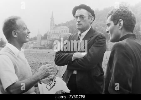 L'ACTEUR GREGORY PECK AVEC OMAR SHARIF À LOURDES, FRANCE / ; 15 JUILLET 1963 Banque D'Images