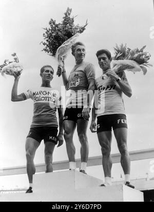 VAINQUEURS DU TOUR DE FRANCE - JACQUES ANQUETIL, FREDERICO BAHAMONTES ET J PEREZ FRANCES À PARIS / ; 15 JUILLET 1963 Banque D'Images