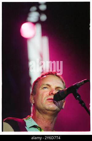 STING, ALL THIS TIME TOURNÉE, CONCERT, 2001 : L'auteur-compositeur-interprète Sting joue en direct sur la tournée 'All this time' Live Tour au château de Cardiff, au pays de Galles, au Royaume-Uni, le 27 juillet 2001. Photo : Rob Watkins. INFO : Sting – né Gordon Sumner en 1951 à Wallsend – musicien et ancien leader de la police. Connu pour sa voix distinctive et son style de mélange de genres, il a exploré le rock, le jazz, le reggae et la musique classique dans sa carrière solo, créant des tubes comme Fields of Gold et Shape of My Heart. Banque D'Images