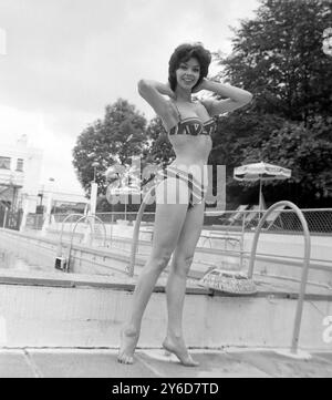DANSEUSE ANGLAISE GLORIA PAUL CHEZ ELLE À ILFORD, ESSEX ; 12 JUILLET 1963 Banque D'Images